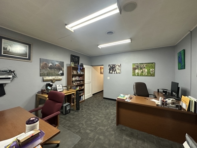 Commercial Property with Office, Apartment, and Storage Space – Prime Location - image 12