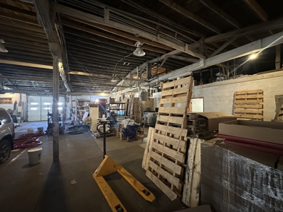 Commercial Property with Office, Apartment, and Storage Space – Prime Location - image 45