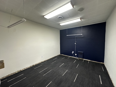 Commercial Property with Office, Apartment, and Storage Space – Prime Location - image 19