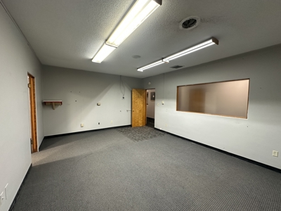 Commercial Property with Office, Apartment, and Storage Space – Prime Location - image 15