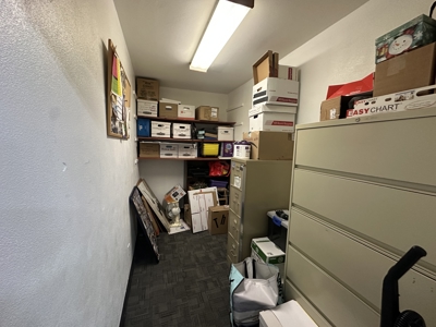 Commercial Property with Office, Apartment, and Storage Space – Prime Location - image 13