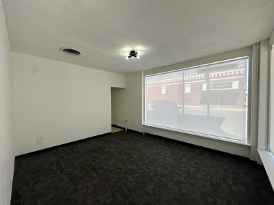 Commercial Property with Office, Apartment, and Storage Space – Prime Location - image 5