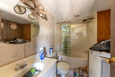 Fixer Upper Farmhouse and Acreage with Outbuildings in the Ozarks - image 24