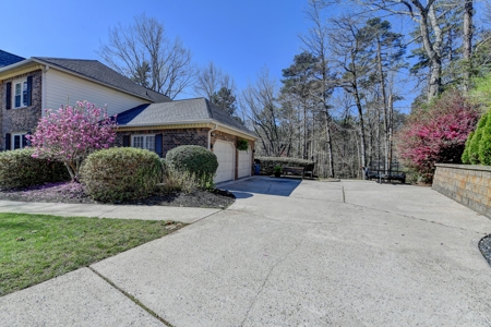 Just 5 short minutes away from the shores of Lake Lanier! - image 39