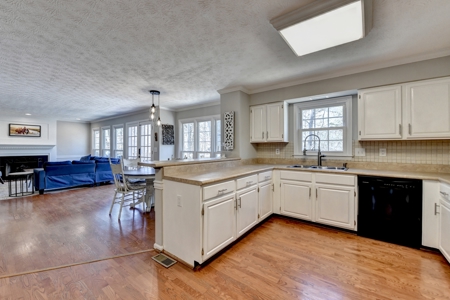 Just 5 short minutes away from the shores of Lake Lanier! - image 14
