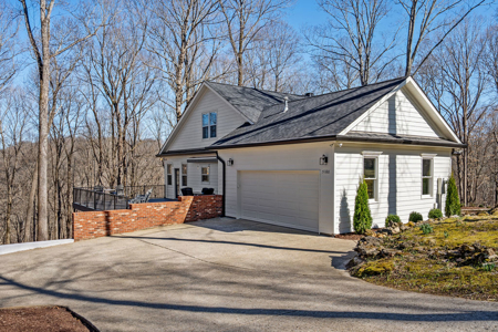 Modern Farmhouse on 7+ Scenic Acres in Sought-After Leipers Fork - image 5