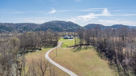 Newly Built Home on the Cumberland River - image 10