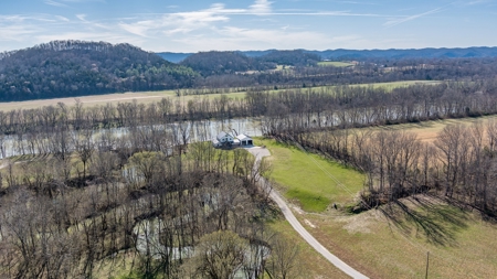 Newly Built Home on the Cumberland River - image 9
