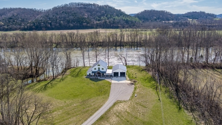 Newly Built Home on the Cumberland River - image 5