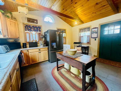 Charming Home With Coastal Views - image 3