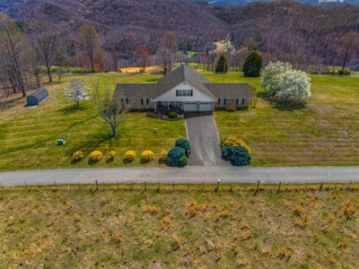 5 Bedroom Country Home For Sale in Hancock County, Tennessee - image 2