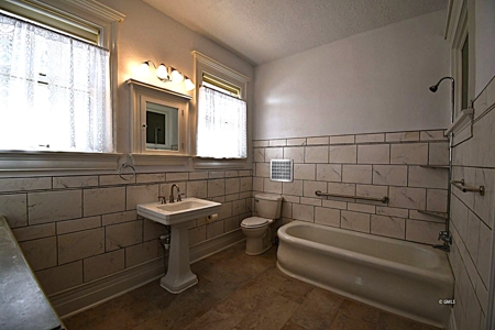 Newly Remodeled Historic & Enchanting Home - image 28