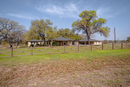 Affordable Luxury Home In Eagle Creek Ranch In Floresville Texas - image 1