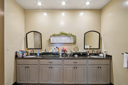Country Home With Acreage In Floresville, Poth ISD - image 17