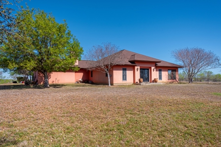 Country Home With Acreage In Floresville, Poth ISD - image 1