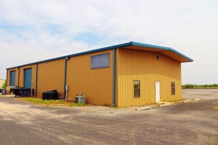 Warehouse/Trucking Yard for sale in Asherton, Texas - image 1