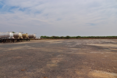 Warehouse/Trucking Yard for sale in Asherton, Texas - image 15