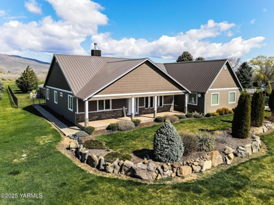 Stunning Country Retreat with Mountain Views in Tieton, WA - image 1