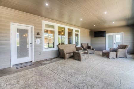 Stunning Country Retreat with Mountain Views in Tieton, WA - image 9