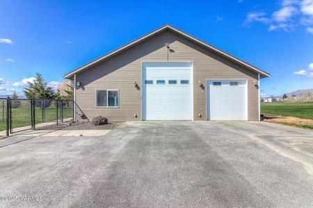 Stunning Country Retreat with Mountain Views in Tieton, WA - image 15