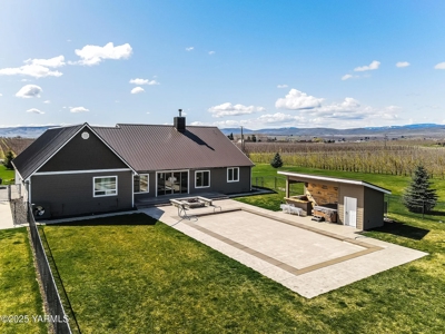 Stunning Country Retreat with Mountain Views in Tieton, WA - image 8