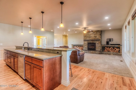 Stunning Country Retreat with Mountain Views in Tieton, WA - image 18