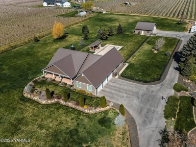 Stunning Country Retreat with Mountain Views in Tieton, WA - image 2