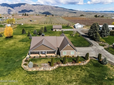 Stunning Country Retreat with Mountain Views in Tieton, WA - image 6