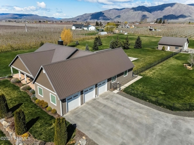 Stunning Country Retreat with Mountain Views in Tieton, WA - image 4