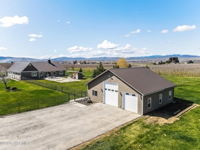 Stunning Country Retreat with Mountain Views in Tieton, WA - image 3