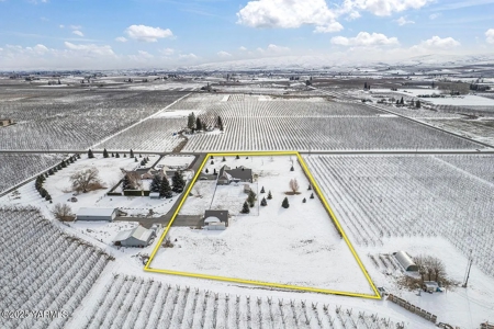 Stunning Country Retreat with Mountain Views in Tieton, WA - image 11