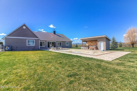 Stunning Country Retreat with Mountain Views in Tieton, WA - image 16