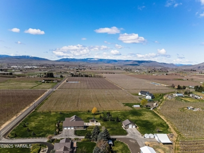 Stunning Country Retreat with Mountain Views in Tieton, WA - image 5