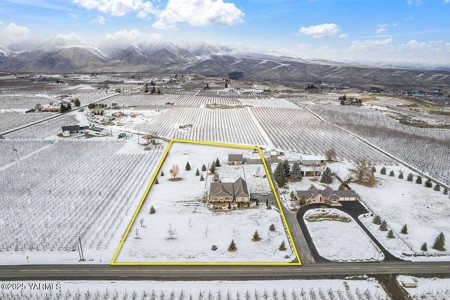Stunning Country Retreat with Mountain Views in Tieton, WA - image 7