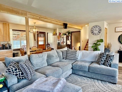 1972 Split Level 3 bed, 2 bath Home For Sale In La Crosse, WA - image 1