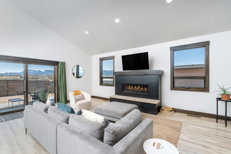 Modern Home in a Country Setting, Close to town amenities - image 7