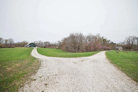 Country Home & Vineyard for Sale in in Ellettsville, IN - image 32