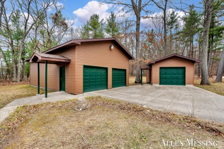Custom Log Home on 10+ Acres with private Muskegon river frontage - image 45