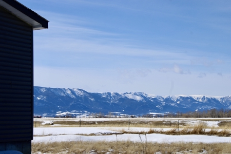 Peaceful Country Living with Breathtaking Mountain Views - image 4