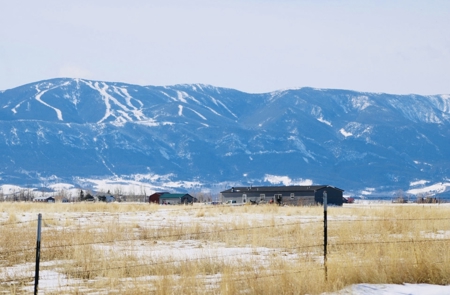 Peaceful Country Living with Breathtaking Mountain Views - image 1