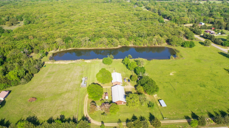 Charming 21-Acre Country Estate with Versatile Living Powderly TX - image 34