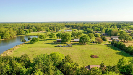 Charming 21-Acre Country Estate with Versatile Living Powderly TX - image 33