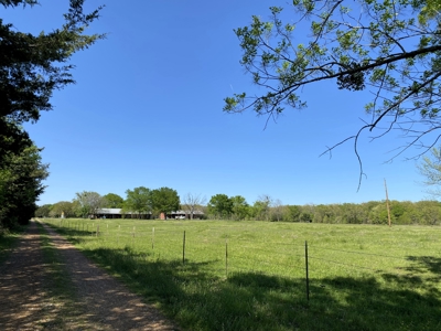 Charming 21-Acre Country Estate with Versatile Living Powderly TX - image 1