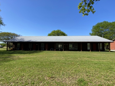 Charming 21-Acre Country Estate with Versatile Living Powderly TX - image 6