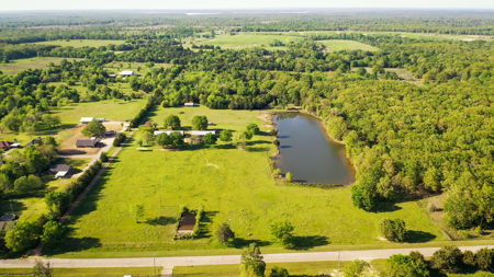 Charming 21-Acre Country Estate with Versatile Living Powderly TX - image 32