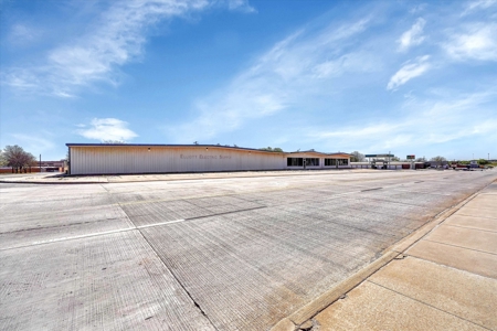 Strategic Industrial Warehouse with Highway Frontage Clinton,OK - image 1