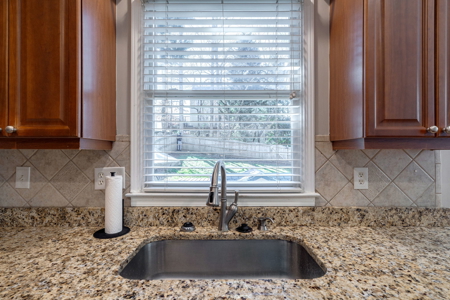 Spacious 5-Bedroom Retreat. Luxury, Comfort, and Convenience. - image 9