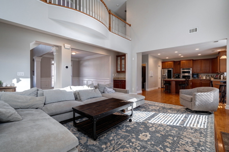 Spacious 5-Bedroom Retreat. Luxury, Comfort, and Convenience. - image 4