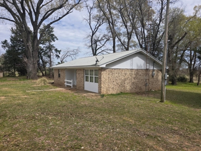 Home with Guesthouse for Sale in Fort Townson, Oklahoma - image 4