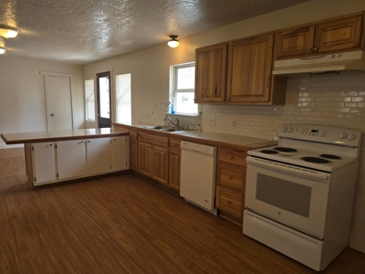 Home with Guesthouse for Sale in Fort Townson, Oklahoma - image 9